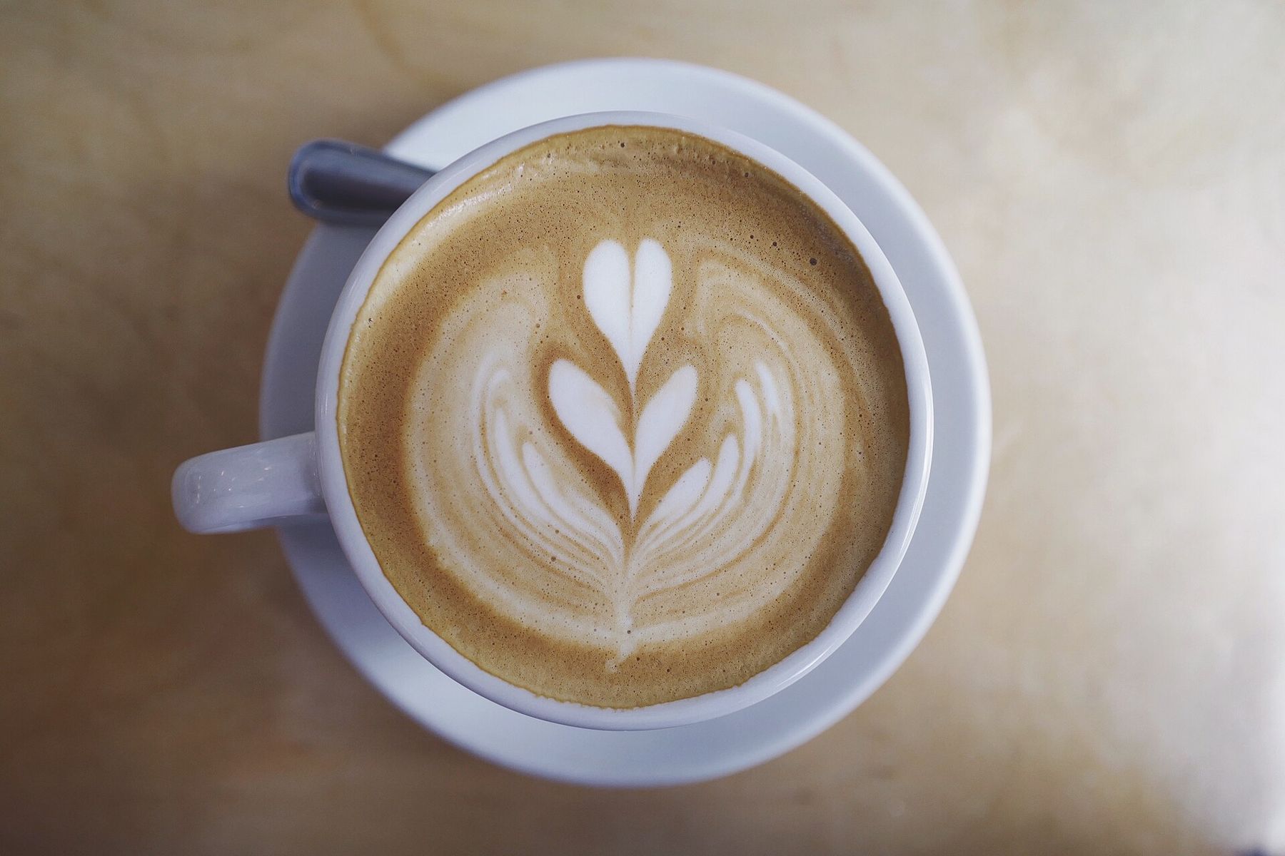 Latte sanatlı bir fincan kahve