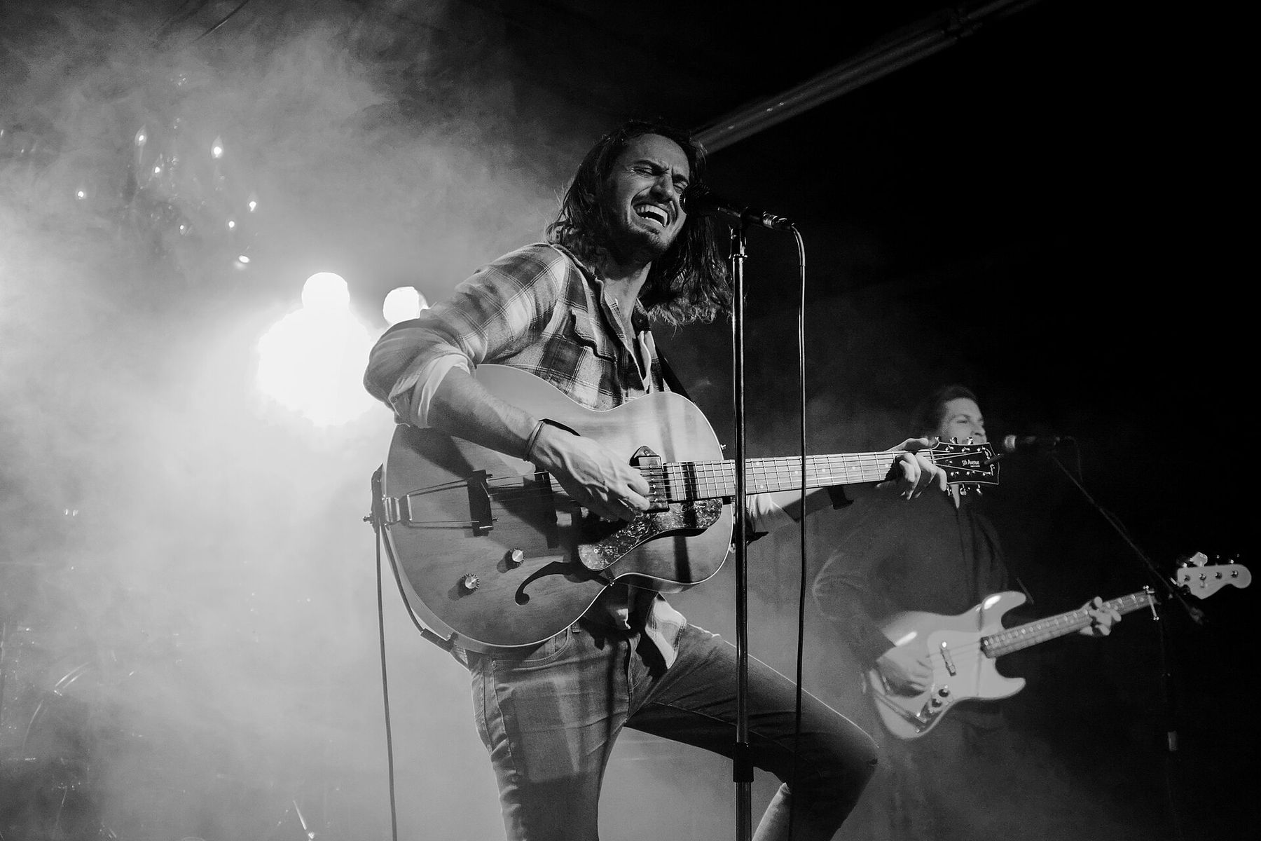 Sahnede gitar çalan müzisyen