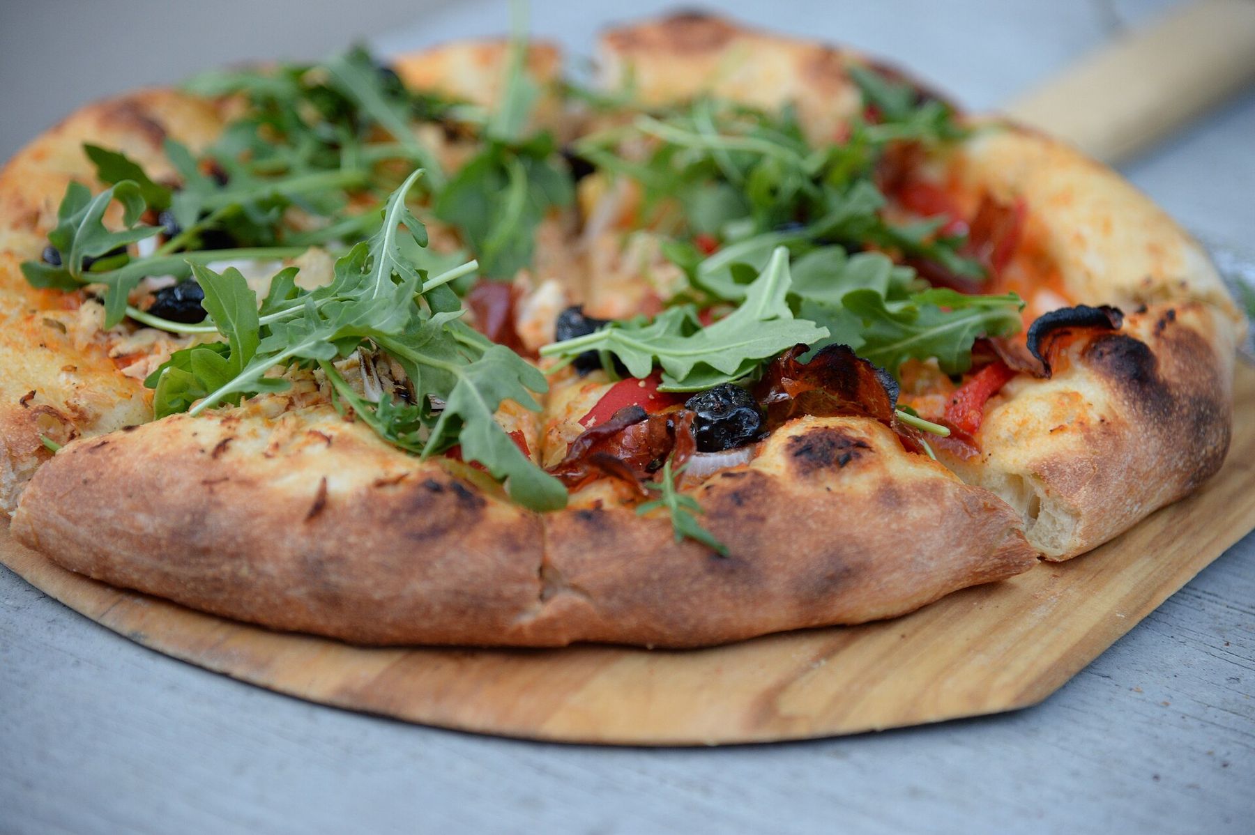 Odun ateşinde pişmiş pizza